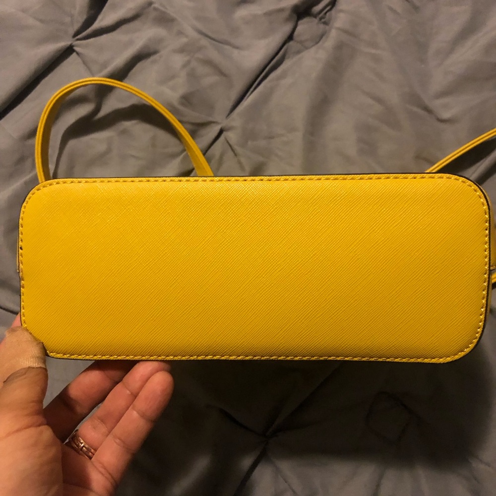 Steve Madden Crossbody Chain Purse Yellow
Item 21 - Picture 4 of 7